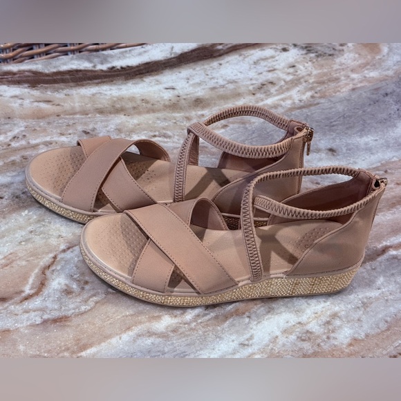 Women’s BZees Bali Sand Wedge Sandal- taupe. Size 8.5 - Picture 2 of 7